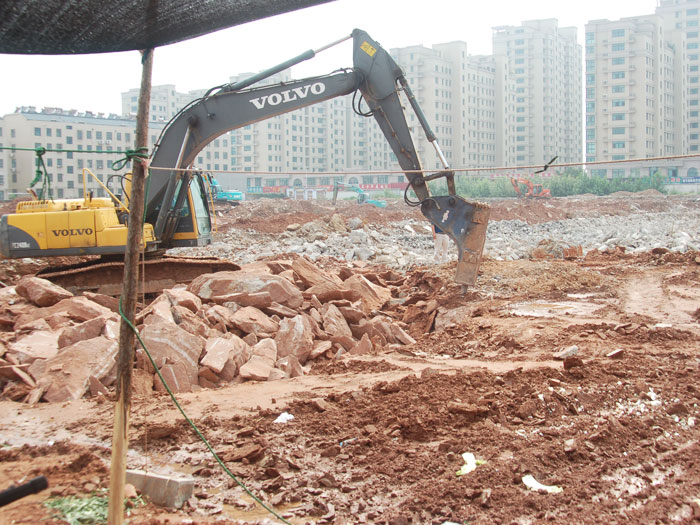 萊蕪茂業中心項目土石方開挖及外運工程