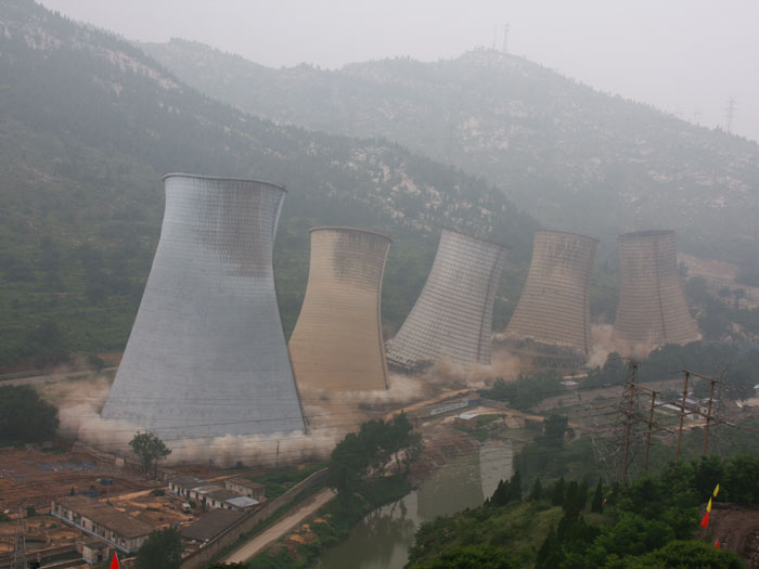 萊蕪發(fā)電廠水塔爆破拆除工程